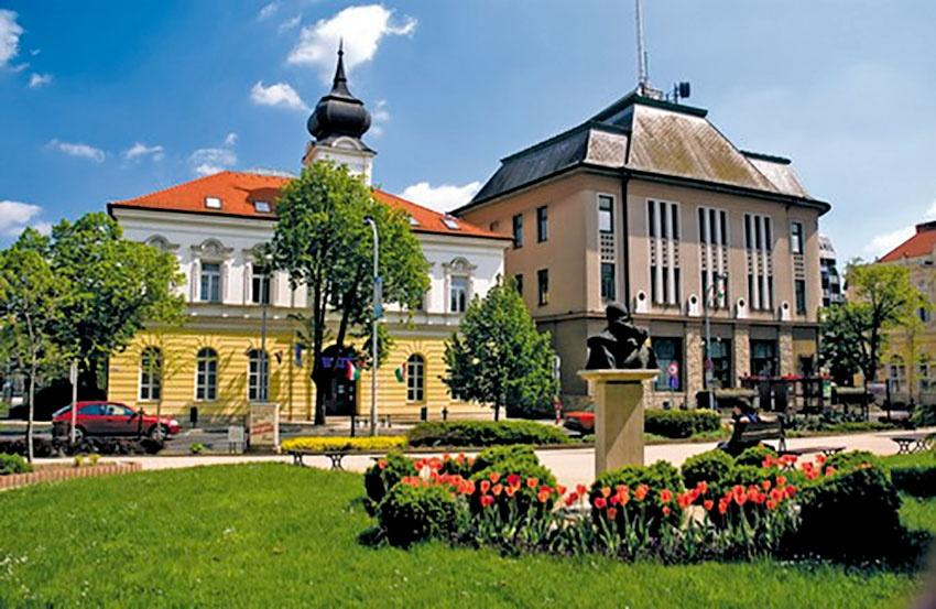 Tourists visiting Zalaegerszeg City Hall with historic architecture and surrounding streets.
